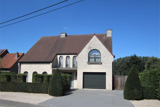ZATERDAG 21/9 - 1 STE BEZOEKDAG OP AFSPRAAK 0488.85.81.84 Prachtige villa op 1776m² met grote tuin en landelijk uitzicht, in het hartje van de Vlaamse Ardennen. Rustige ligging.