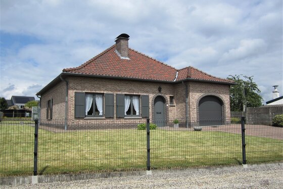 Charmante villa op 959m² met mooi aangelegde tuin en garage!!