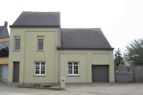 Prachtig gerenoveerde woning op 1970m² met mooie zuidgerichte tuin, weide, terrassen en houten bijgebouw!