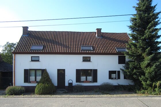 ZAT 14/9 - 1STE BEZOEKDAG OP AFSPRAAK 0488.85.81.84 Charmante hoeve op 2170m² met panoramisch uitzicht op de velden. Landelijk gelegen in een rustige straat.
