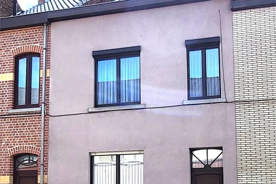 Charmante woning met zuidgerichte tuin en carport, achteraan bereikbaar met de auto.