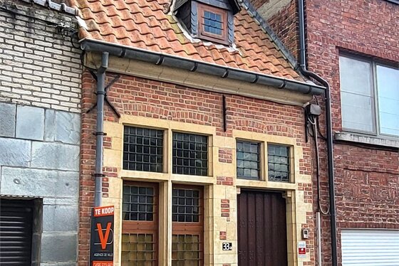 Authentiek gerenoveerde stadswoning in 1984 met zonnig terrasje en buitenberging. Topper!
