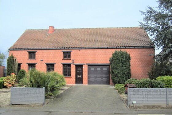 Prachtig te renoveren hoeve op 2920m² met zuidgerichte tuin, terrassen en twee garages!