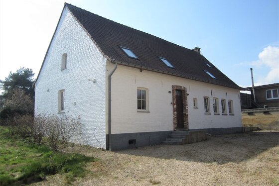 Prachtige hoeve op 1300m² met zuidgerichte tuin, terras en carport!