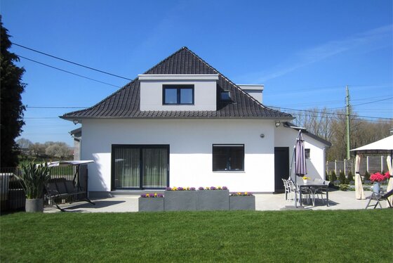 Prachtige open bebouwing, totale renovatie van 2017 op 856m² met mooie zuidgerichte tuin, terras en garage!
