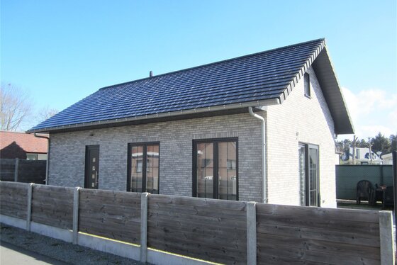 Charmante houtskeletbouw van 2016 op 167m², gelegen in recreatief woongebied, aan het donkmeer in een rustige omgeving.