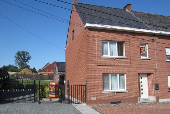 ZAT 24/8 - 1ste BEZOEKDAG OP AFSPRAAK 0488/85.81.84 Charmante halfopen bebouwing op 651m² met zuid gerichte tuin en aangelegd terras. Rustige ligging in het hartje van de Vlaamse Ardennen.