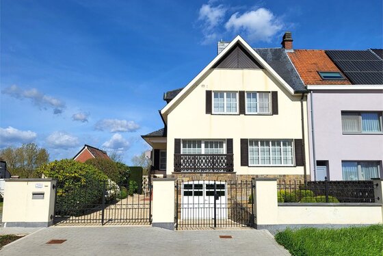 Prachtig onderhouden woning op 1358m² met aangelegde tuin, terrassen, garage en uitzicht op de velden.