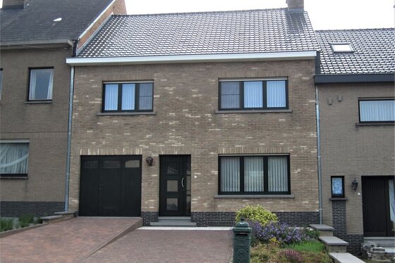 ZAT 10/8 - 1ste BEZOEKDAG OP AFSPRAAK 0488/85.81.84 Charmante woning op 741m² met zuid gerichte tuin, terras en garage. Rustige ligging op wandelafstand van het centrum.