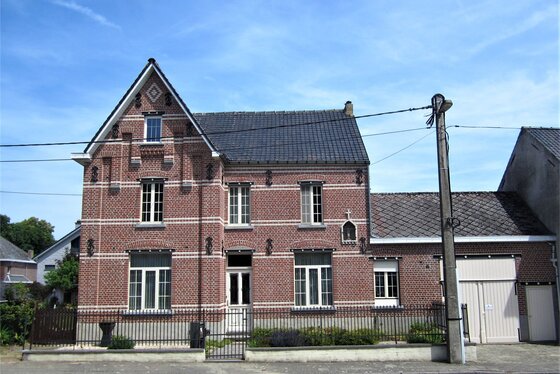WOENSDAG 7/8 - 1ste BEZOEKAVOND OP AFSPRAAK 0488/85.81.84 Karaktervolle herenwoning op ongeveer 530m² met tuin, terras en garage.