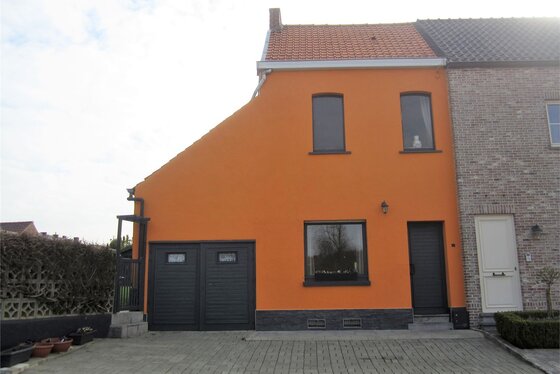 Charmante te renoveren woning op 310m² met garage, zonnige tuin en landelijk uitzicht.