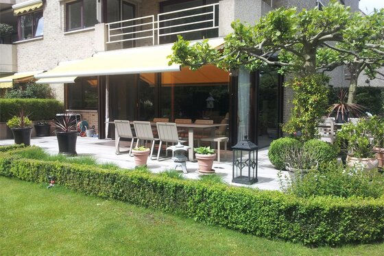 BEZOEK OP AFSPRAAK 0488/85.81.84 Prachtig gelijkvloers appartement van 130m² met zonnig terras 60m² en aangelegde tuin 215m².