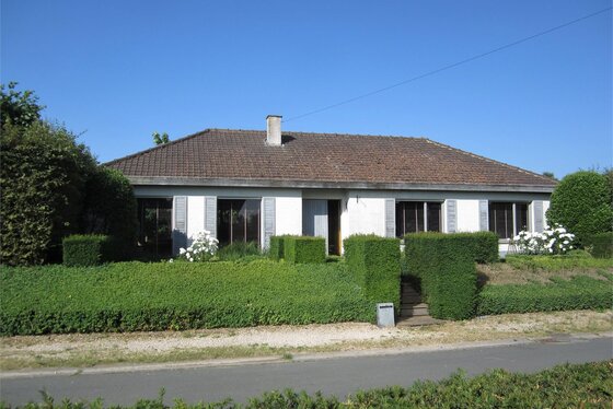BEZOEK OP AFSPRAAK 0488.85.81.84 Charmante villa op 1587m² met een mooi aangelegde tuin en voortuin, zwembad en poolhouse!