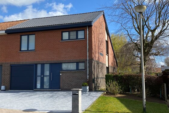 Charmante halfopen bebouwing op 430m² met mooie aangelegde zuidgerichte tuin en terras!