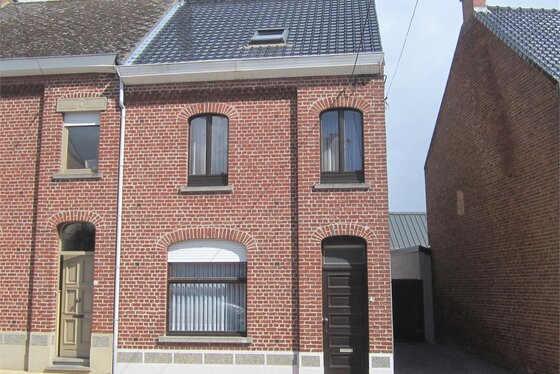 Charmante woning op 548m² met zonnige tuin en twee staanplaatsen naast de woning.