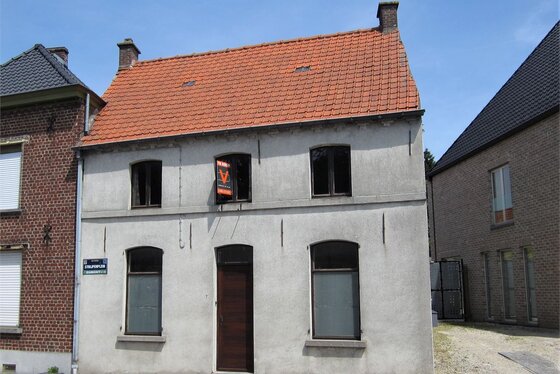 BEZOEK OP AFSPRAAK 0488/85.81.84 Charmant hoevetje op 190m² met zonnig tuintje en terras.