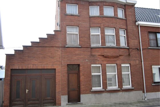 ZAT 29/6 - 1ste BEZOEKDAG OP AFSPRAAK 0488/85.81.84 Charmante burgerwoning op 547m² met zuidgerichte tuin en garage.