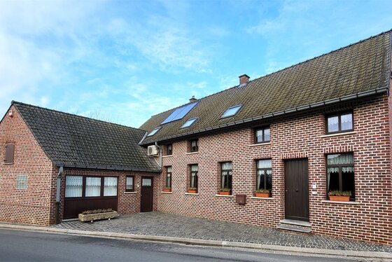 Charmante hoeve op 230m² met oprit/terras van 30m². Zeer rustig gelegen.