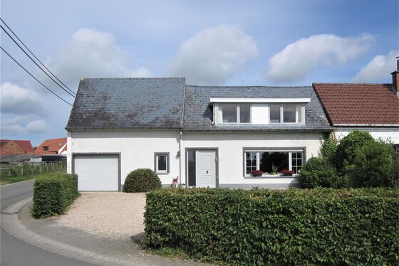 ZAT 22/6 - 1ste BEZOEKDAG OP AFSPRAAK 0488/85.81.84 Charmant instapklaar hoevetje in het hartje van de Vlaamse Ardennen op 7287m² met tuin, garage en weilanden.