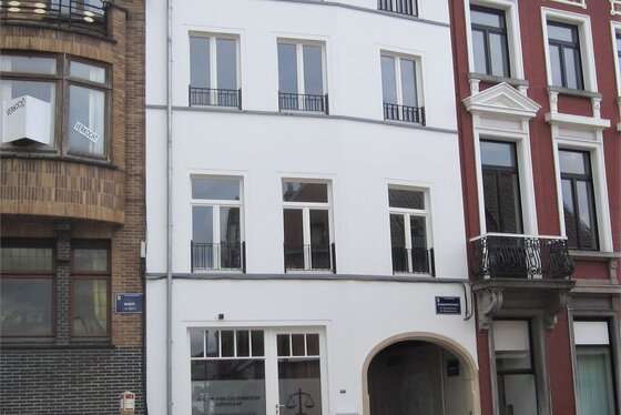 ZAT 22/6 - 1STE BEZOEKDAG op afspraak.0488.85.81.84. Kleinschalig nieuwbouw appartementsgebouw bestaande uit handelspand en 3 stijlvolle appartementen met terras en lift.