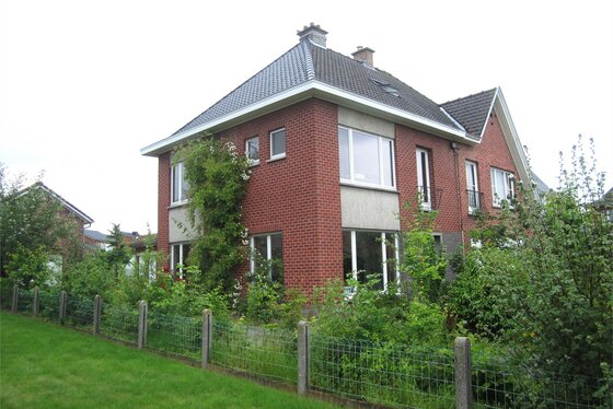 ZAT 15/6 - 1ste BEZOEKDAG OP AFSPRAAK 0488/85.81.84 Charmante woning, half open bebouwing op 708m² met zuid gerichte tuin en garage. Landelijk gelegen in een rustig straatje.