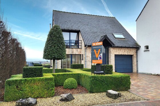 Prachtige woning op 745m² met aangelegde zuidgerichte tuin, terrassen en oprit, gelegen hartje Vlaamse Ardennen!