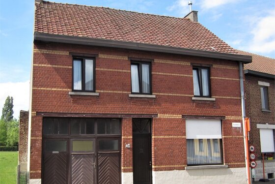 DOND 8/8 BEZOEKAVOND OP AFSPRAAK 0488/85.81.84 Charmante burgerwoning op 593m² met zonnige tuin en garage.