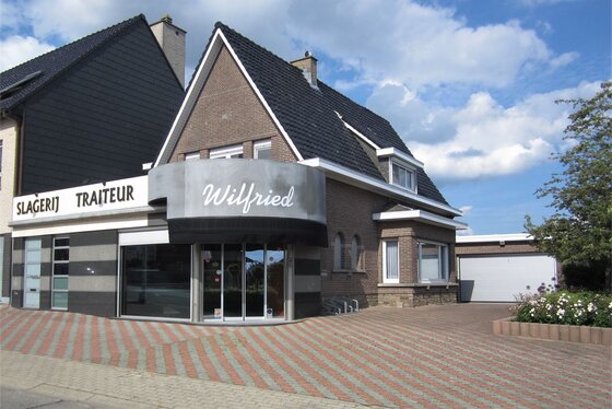 DOND.13/6 - 1ste BEZOEKDAG OP AFSPRAAK 0488/85.81.84 Prachtige winkelruimte voor beenhouwerij v 2001 met woonst op 1074m², 3 garages, ruim terras, grote tuin en aangelegde oprit.