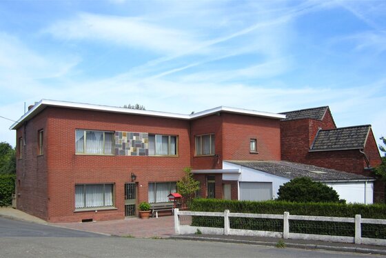 BEZOEK OP AFSPRAAK 0488/85.81.84 Charmante woning op 514m² met tuin, garage en bijgebouw. Zeer rustig en landelijke ligging.