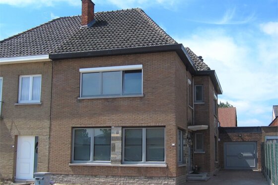 VRIJDAG 7/6 - 1ste BEZOEKAVOND OP AFSPRAAK 0488/85.81.84 Prachtig gerenoveerde woning, half open bebouwing met zonnige tuin en garage.