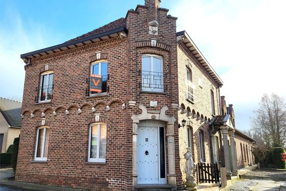 Prachtige woning op 317m² met garage van 56m², berging en zonnige tuin!