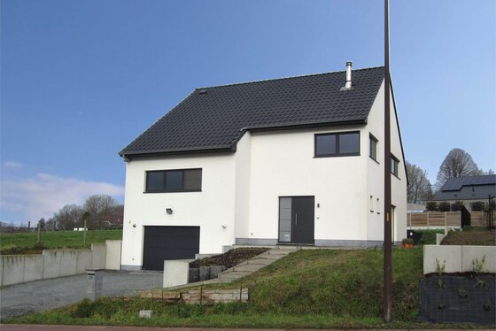 Prachtige villa van 2015 op 904m² met garage, zonnige tuin en panoramisch uitzicht.