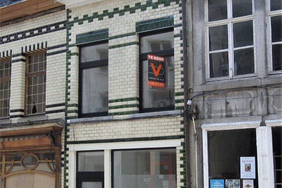 BEZOEK OP AFSPRAAK 0488/85.81.84 Volledig gerenoveerde woning van 2019 met gezellig terras.