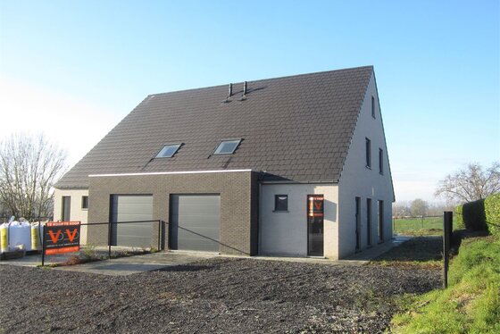 Prachtige halfopen bebouwingen van 2020 met garage, aangelegd terras, oprit en zonnige tuin.