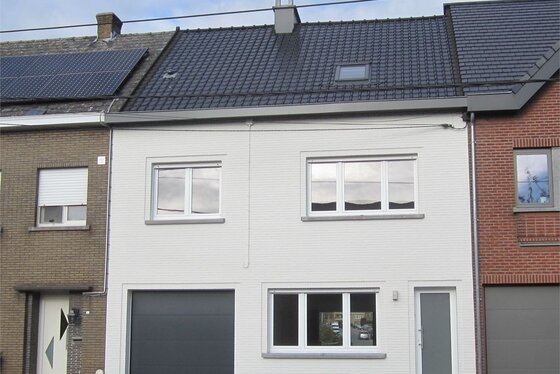 Prachtig gerenoveerde woning op 486m² met garage, aangelegd terras en zonnige tuin.