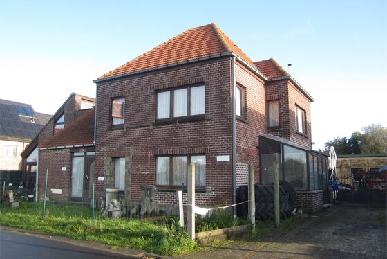 Te renoveren open bebouwing op 1005m² met twee ateliers!
