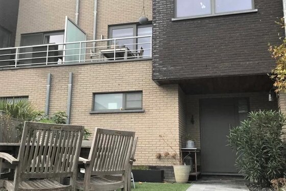Prachtige nieuwbouw van 2011 met mooie aangelegde tuin, terrassen en dubbele garage!