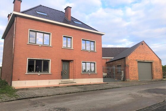 Prachtig gerenoveerd landhuis op 1650m² met garage en bijgebouw!