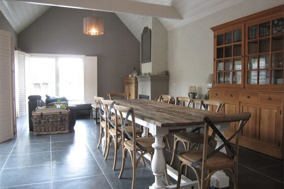 Prachtig gerenoveerde woning  van 2013 op 940m² met mooie aangelegde tuin, terrassen en houten bijgebouw!