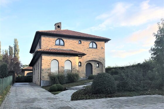 Prachtige villa van 2002 op 1583m² met mooie aangelegde tuin, oprit, terras en vijver!