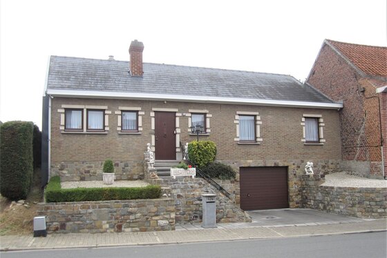 Charmante hoeve op 808m² met zonnige tuin en terras. Garage in de woning.