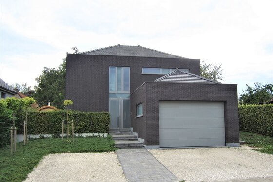 Moderne open bebouwing van 2009 op 572m² met mooie aanlegde tuin en terras.