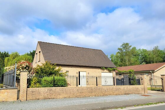 Prachtige open bebouwing op 1021m² met zonnige tuin en rustige landelijke ligging!