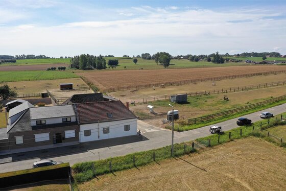 Authentieke vierkantshoeve op 15.441 m² gelegen in het hartje van de Vlaamse Ardennen.