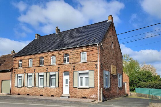 Prachtige hoeve op 1140m² met stallingen en mooie zuidwest gerichte tuin!