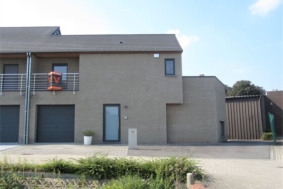 Moderne halfopen bebouwing van 2012 op 297m² met mogelijkheid tot aanleg tuin en terras