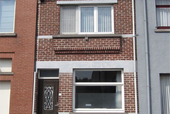 Charmante woning op 440m² met zonnige tuin en terras.