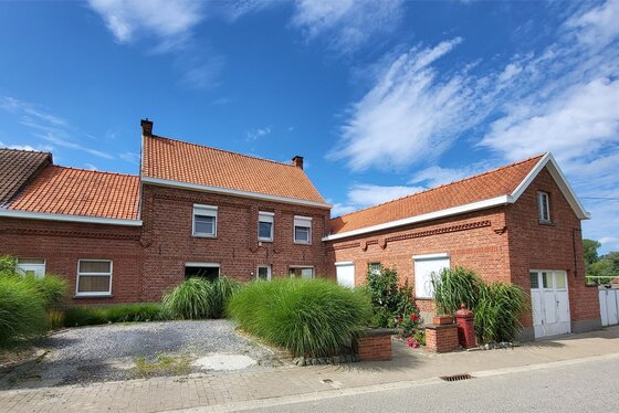 Karaktervolle gezinswoning met tal van mogelijkheden in het landelijke Rozebeke met uitzicht op de velden.