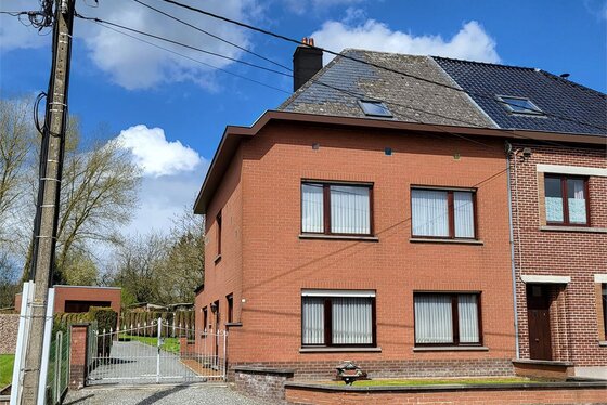 Prachtige halfopen bebouwing op 774m² met garage, mooie zonnige tuin en landelijke ligging!
