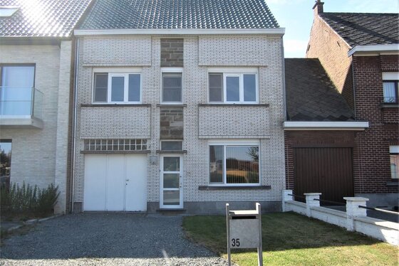 Charmante woning op 331m² met zuidgerichte tuin en terras.